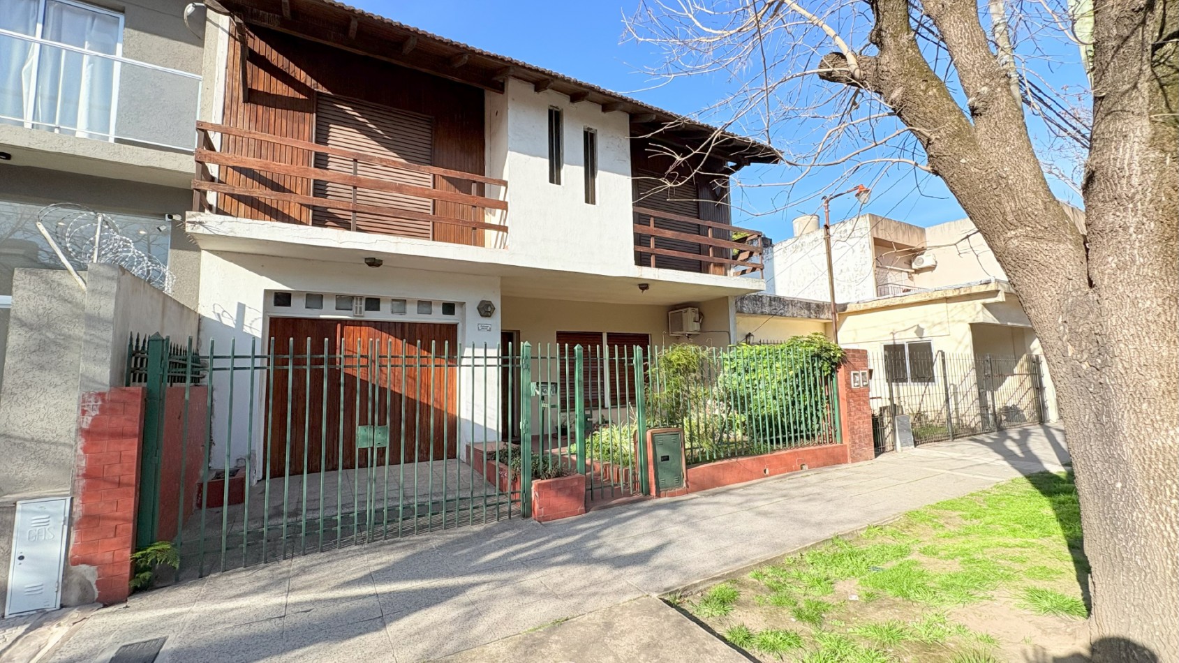 Casa 6 Ambientes con Quincho y Cochera Cubierta Para 2 Autos