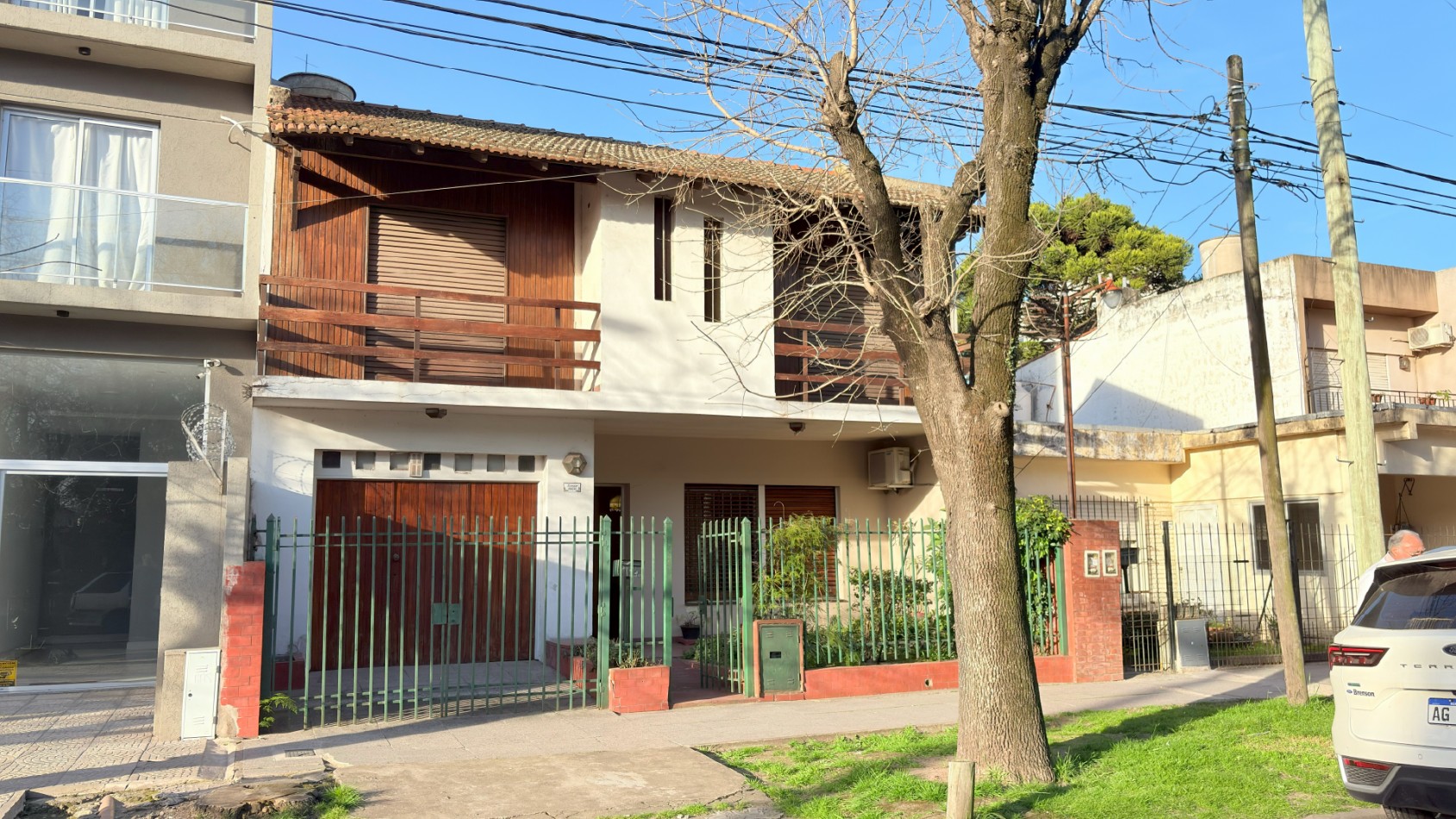 Casa 6 Ambientes con Quincho y Cochera Cubierta Para 2 Autos