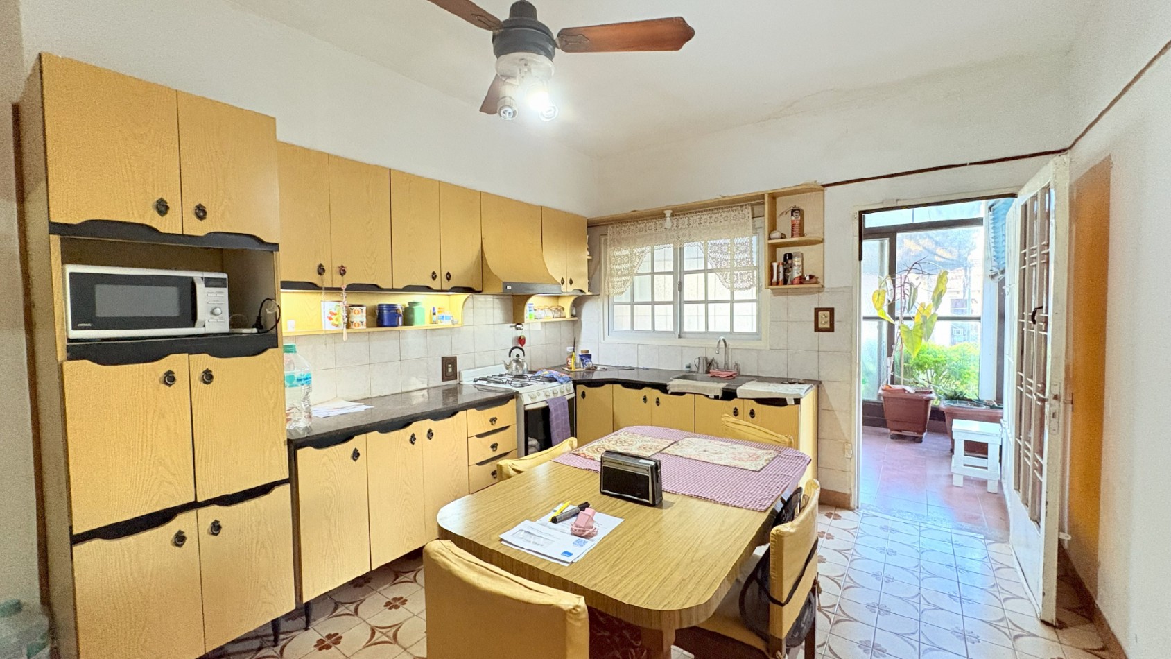 Casa 6 Ambientes con Quincho y Cochera Cubierta Para 2 Autos