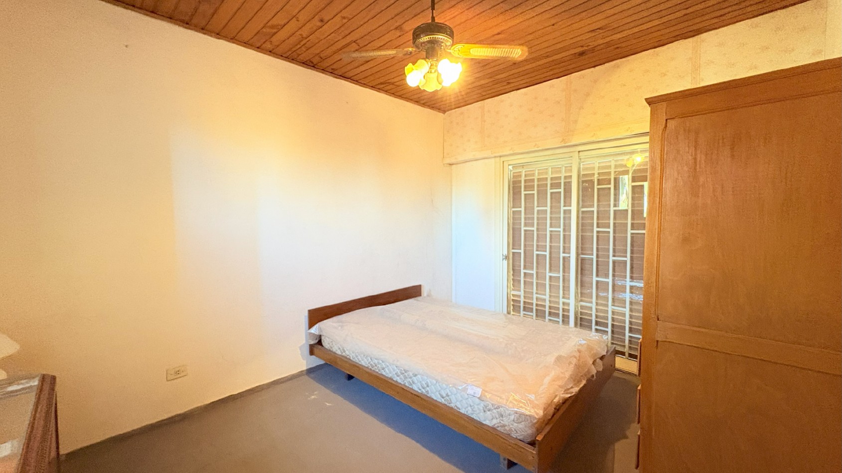 Casa 6 Ambientes con Quincho y Cochera Cubierta Para 2 Autos