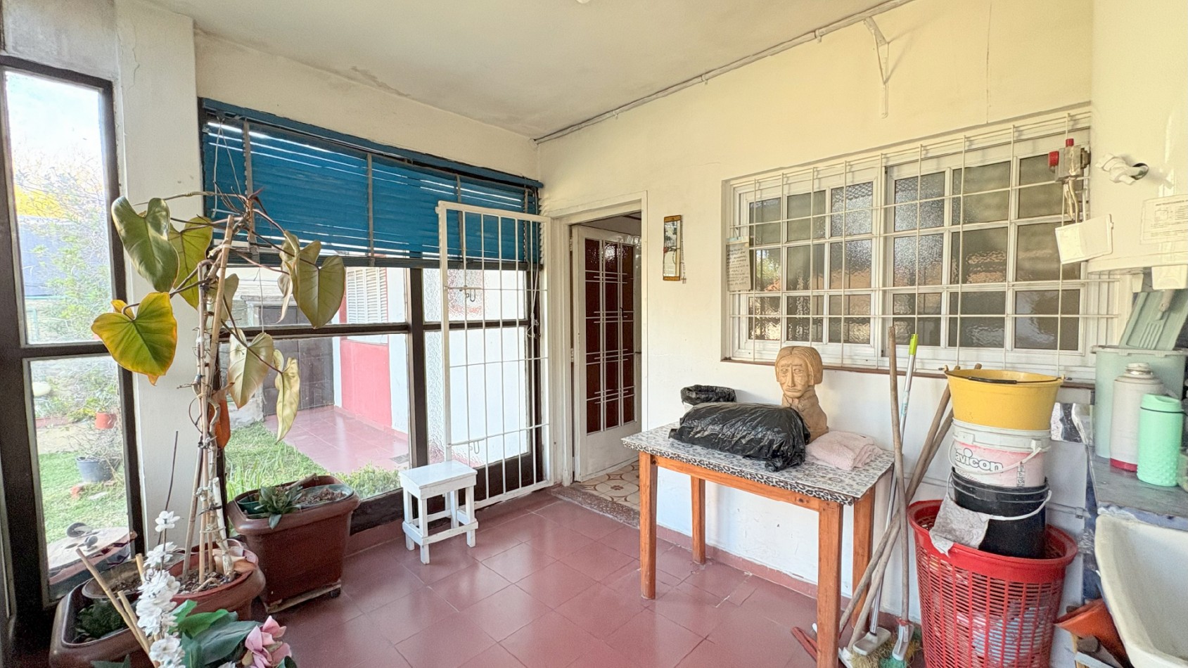 Casa 6 Ambientes con Quincho y Cochera Cubierta Para 2 Autos