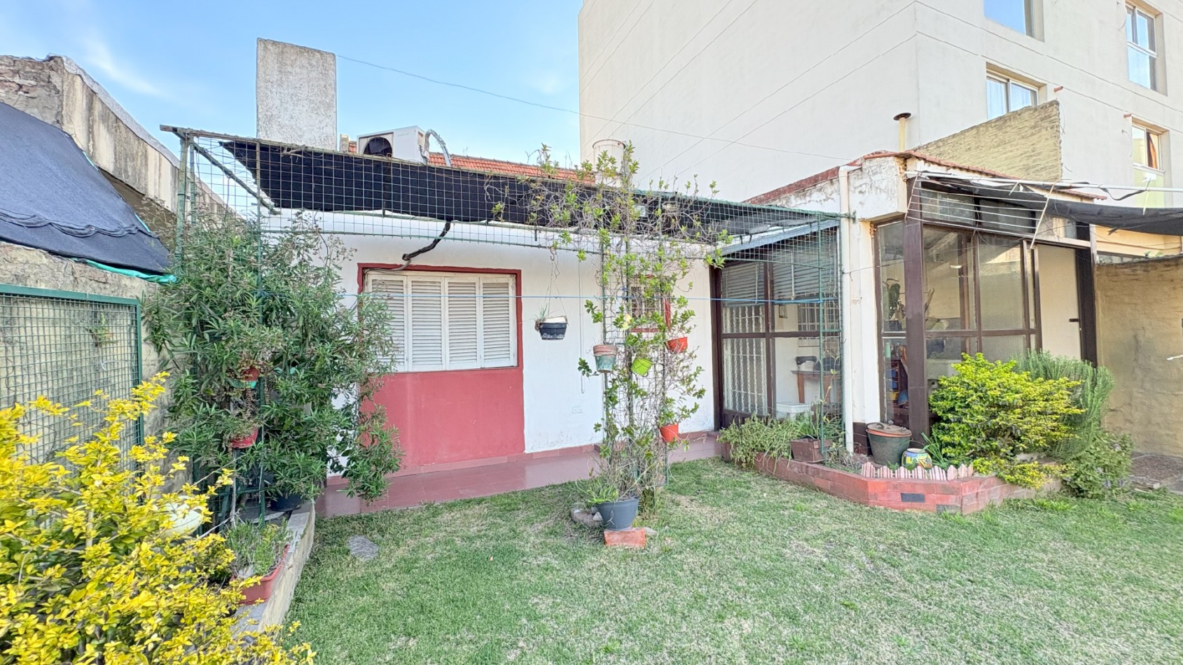 Casa 6 Ambientes con Quincho y Cochera Cubierta Para 2 Autos