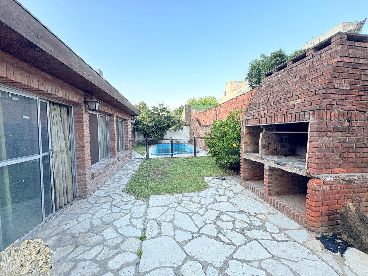 Casa con quincho y pileta en Venta en San Miguel