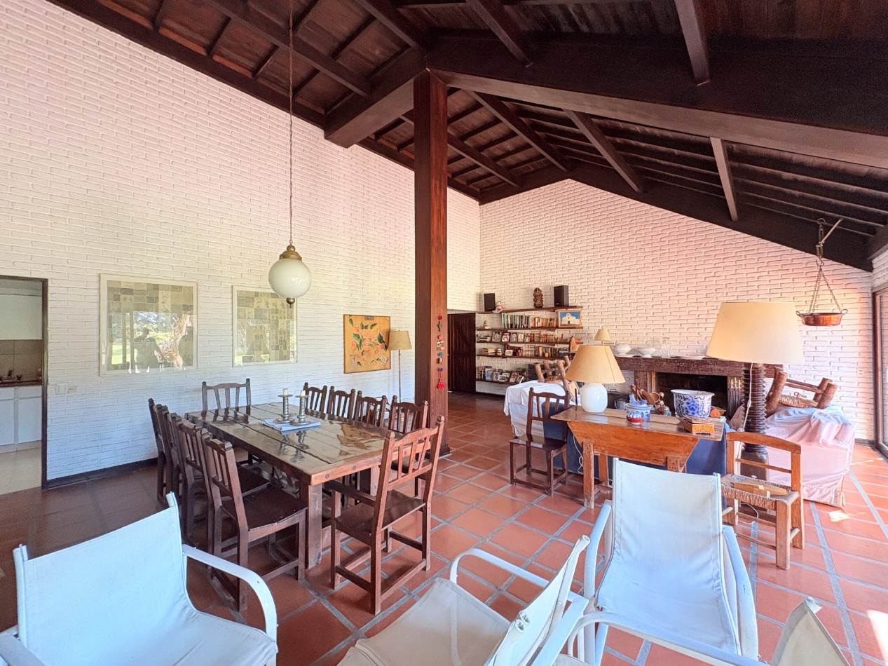 Casa Quinta de Categoria en Barrio Los Nogales - Malvinas Argentinas
