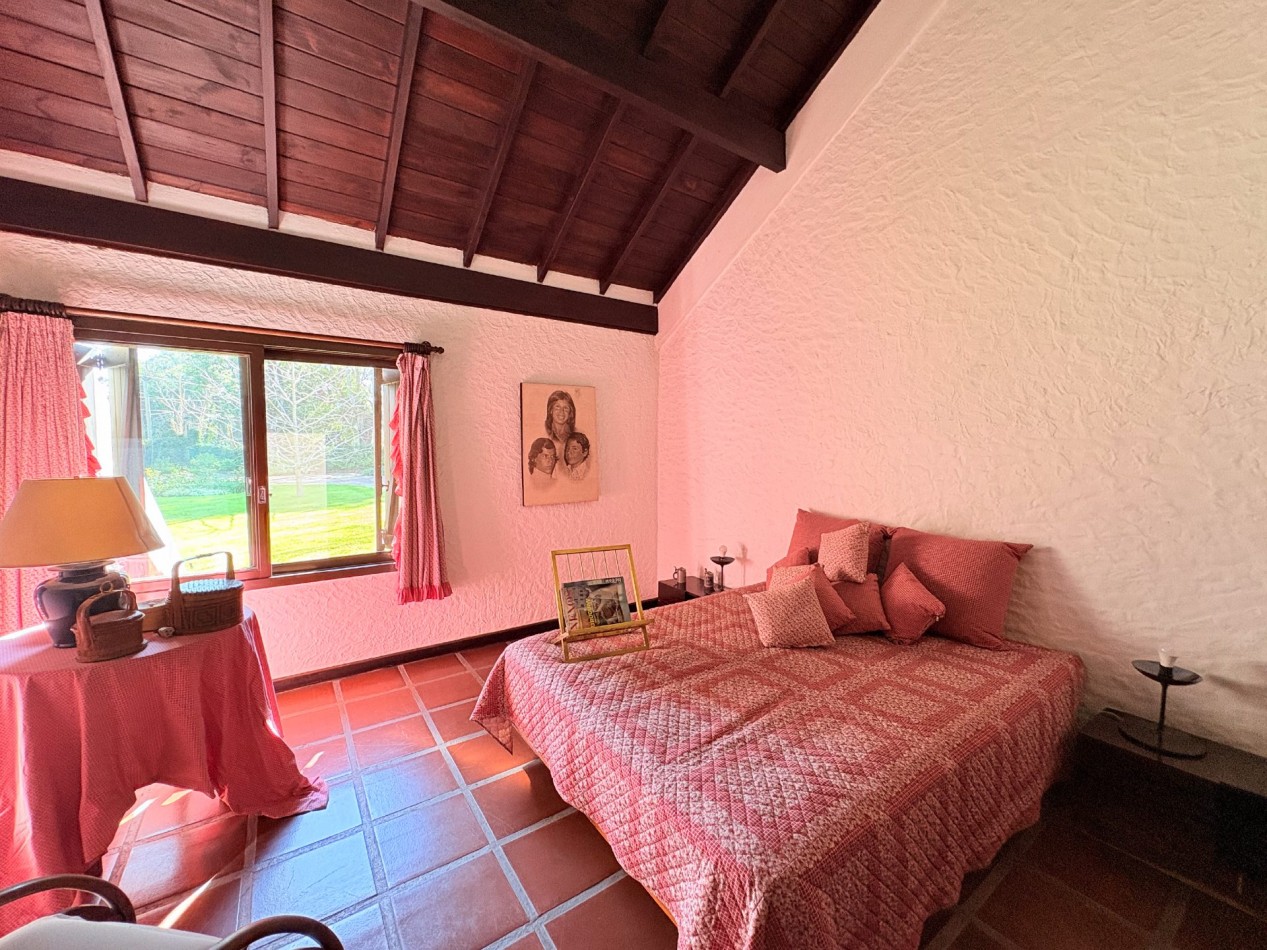 Casa Quinta de Categoria en Barrio Los Nogales - Malvinas Argentinas