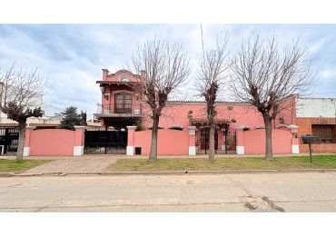 Casa en Gran Terreno con Pileta y Ampliacion a Terminar