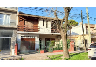 Casa 6 Ambientes con Quincho y Cochera Cubierta Para 2 Autos